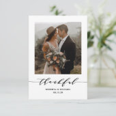Minimalistische dankbare script bruiloft bedankkaart (Staand voorkant)