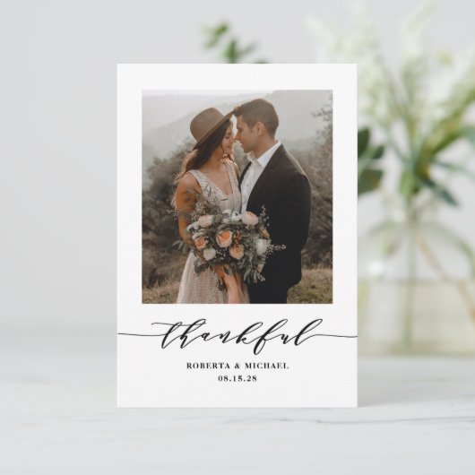 Minimalistische dankbare script bruiloft bedankkaart (Staand voorkant)