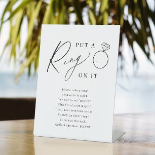 Minimalistische 'doe een ring om haar vinger' brui reclamebord met voetstuk