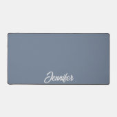 Minimalistische Dusty Blue Name Script Typografie Bureaumat (Voorkant)