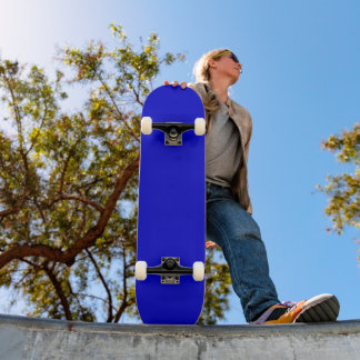 Minimalistische effen medium blauwe achtergrond skateboard