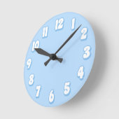 Minimalistische effen pastelblauwe jongens retro  ronde klok (Hoek)
