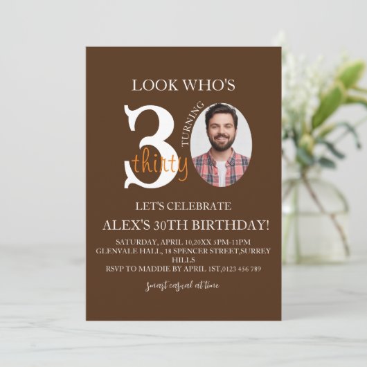 Minimalistische evite Verjaardag 30e, Mannen Digit Kaart (Staand voorkant)