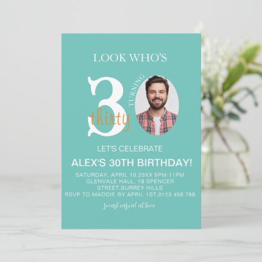 Minimalistische evite Verjaardag 30e, Mannen Digit Kaart (Staand voorkant)