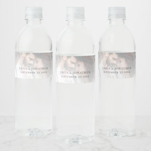 Minimalistische foto overlay namen datum bruiloft waterfles etiket