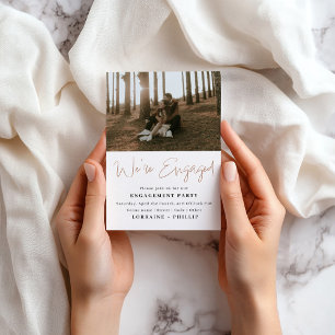 Minimalistische foto We’re Engaged Party aankondig Kaart