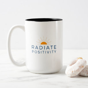 Minimalistische Gele Zon Straalt Positiviteit Uit Tweekleurige Koffiemok