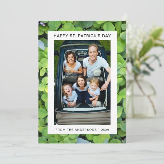 Minimalistische geluksshamrock St. Patrick's Day F Feestdagenkaart (Staand voorkant)