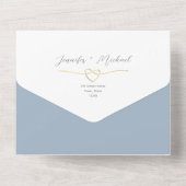 Minimalistische gouden en stoffig blauwe trouwdag all in one uitnodiging (Achterkant)