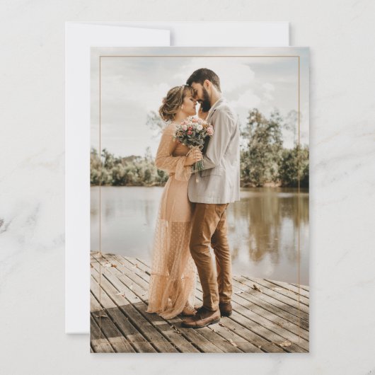 Minimalistische gouden script foto bruiloft uitnod kaart (Achterkant)