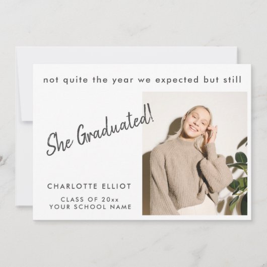 Minimalistische Grappige Afgestudeerde Aangepaste  Aankondiging (Voorkant)