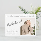 Minimalistische Grappige Afgestudeerde Aangepaste  Aankondiging (Staand voorkant)