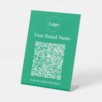 Minimalistische groene aangepaste bedrijfslogo en reclamebord met voetstuk