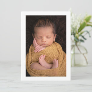 Minimalistische introductie baby portret foto gebo aankondiging