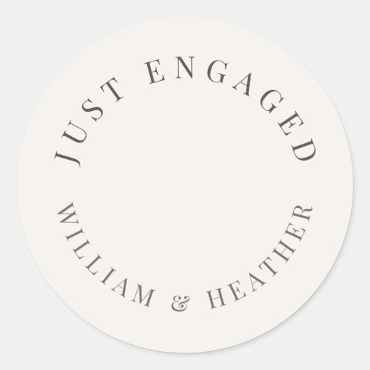 Minimalistische ‘Just Engaged’ Sticker | Warm Wit (Voorkant)