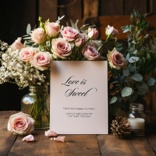 Minimalistische kalligrafie liefde is zoete witte reclamebord met voetstuk