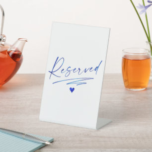 Minimalistische kalligrafie voorbehouden bruiloft  reclamebord met voetstuk