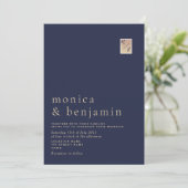 Minimalistische Marine Blauw Goud Monogram Huwelij Kaart (Staand voorkant)