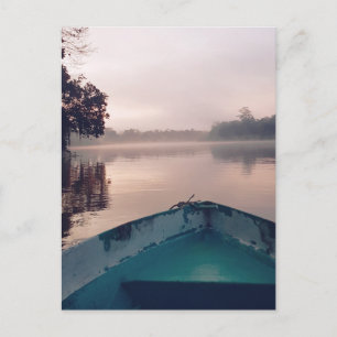 Minimalistische Misty Boat op de Borneo Travel Fot Briefkaart