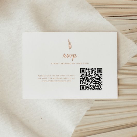 Minimalistische moderne Beige Leaf QR Code Wedding RSVP Kaartje