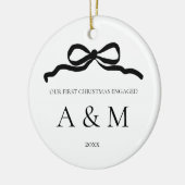 Minimalistische moderne boog eerste kerst verloofd keramisch ornament (Links)