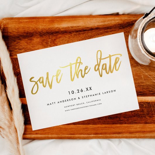 Minimalistische Moderne Chic Script Wit + Goud  Save The Date