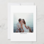 Minimalistische moderne grote foto klassiek schrif save the date (Achterkant)