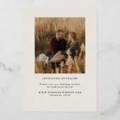 Minimalistische moderne script fotolijst beige folie uitnodiging (Achterkant)