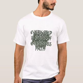 Minimalistische Motivatiequote: Elke Stap is Onder T-shirt