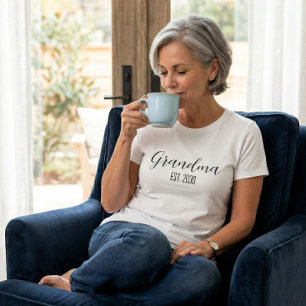 Minimalistische oma ingestelde zwarte scripttekst t-shirt