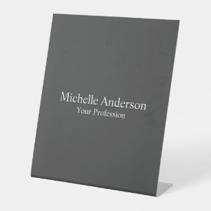 Minimalistische professionele moderne effen grijze reclamebord met voetstuk