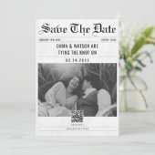 Minimalistische QR-code krant Fotobruiloft Save The Date (Staand voorkant)