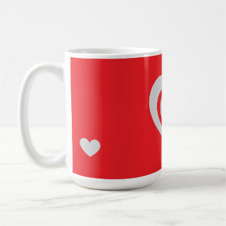 Minimalistische rode mok met hartpatroon