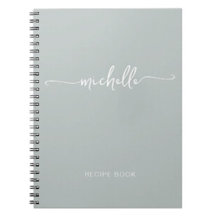 Minimalistische Sage Groene Girly Monogram Naam Notitieboek