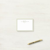 Minimalistische saliegroene script twee rand monog post-it® notes (Op bureau)