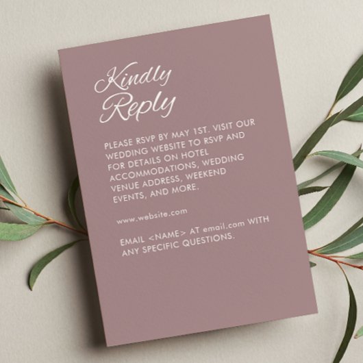 Minimalistische Script Dusty Roos Wedding RSVP Kaartje