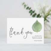 Minimalistische Single Eucalyptus Leaf Script Foto Bedankkaart (Staand voorkant)