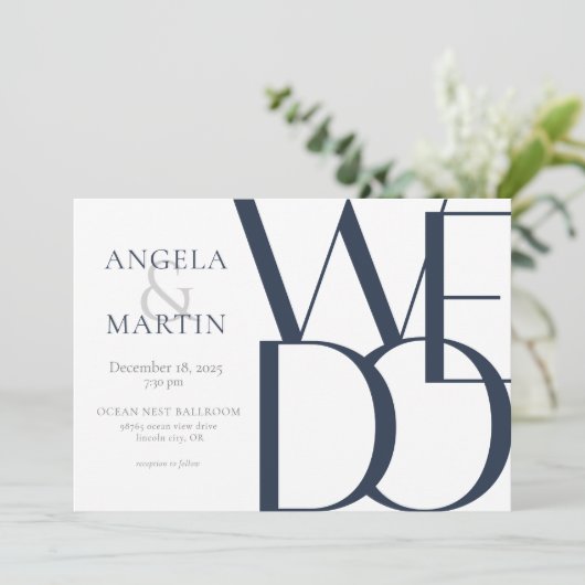 Minimalistische trouwekaart in het donkerblauw en kaart (Staand voorkant)