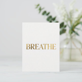 Minimalistische typografie met het gouden woord ad briefkaart