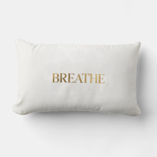 Minimalistische typografie met het gouden woord ad kussen