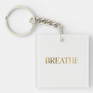 Minimalistische typografie met het gouden woord ad sleutelhanger