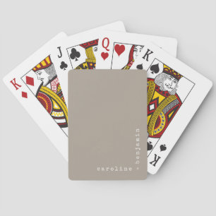 Minimalistische typografie met schrijfmachine in d pokerkaarten