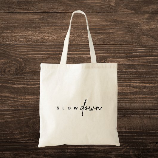 Minimalistische typografie "Slow Down" Tote Bag