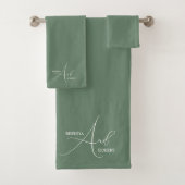 Minimalistische witte kalligrafie op Sage Green Bad Handdoek (Insitu)