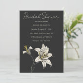Minimalistische Witte Lelie op Zwarte Bruidsbruilo Kaart (Staand voorkant)