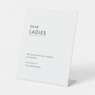 Minimalistische zwart-wit bruiloft badkamer mand reclamebord met voetstuk