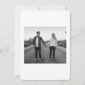 Minimalistische zwart-wit foto klassiek schrift save the date (Achterkant)