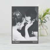 Minimalistische zwarte foto met aangepaste tekst o aankondiging (Staand voorkant)