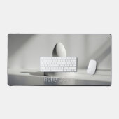 Minimalistisches Osterei auf modernem Podest (Clavier et souris)