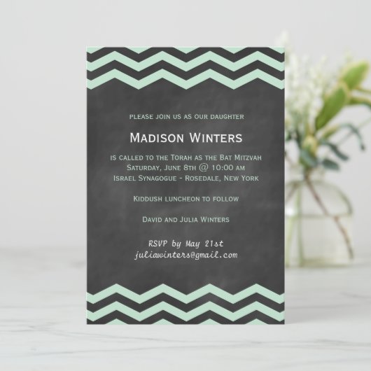 Mint & Chalkboard Chevron Bat Mitzvah Uitnodiging (Staand voorkant)